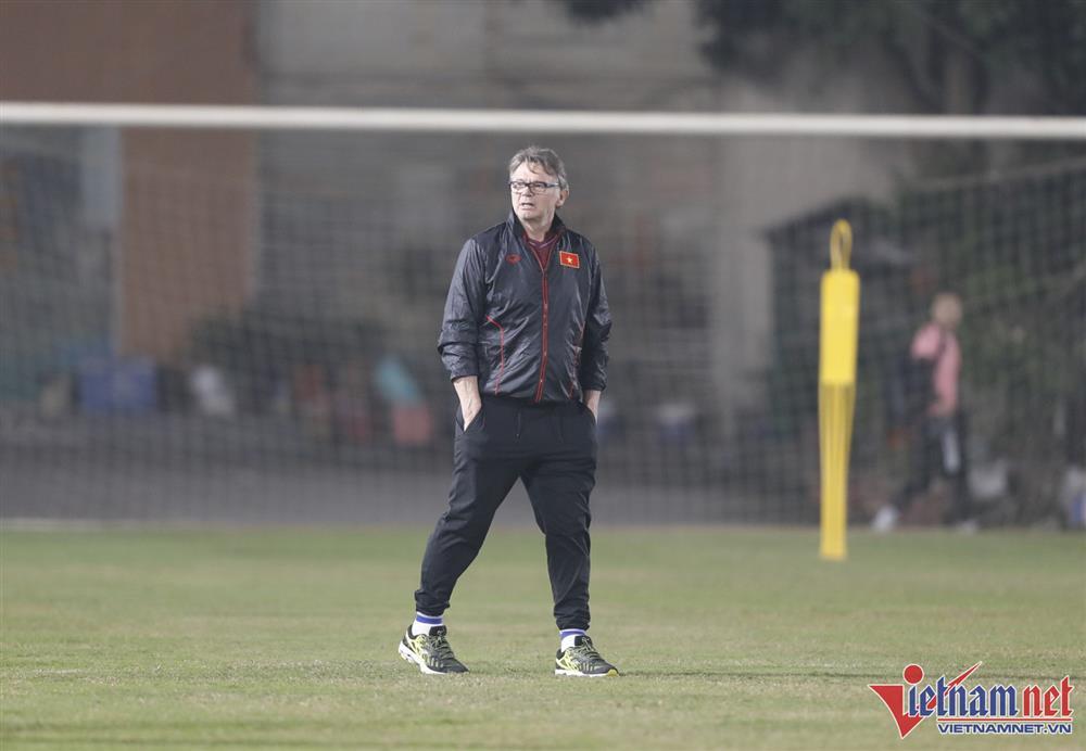 HLV Philippe Troussier mướt mồ hôi với U23 Việt Nam lúc nửa đêm-5