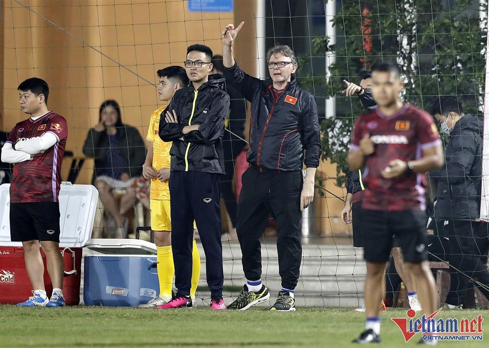 HLV Philippe Troussier mướt mồ hôi với U23 Việt Nam lúc nửa đêm-6
