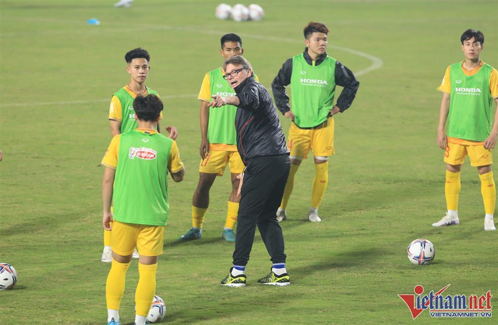 HLV Philippe Troussier mướt mồ hôi với U23 Việt Nam lúc nửa đêm-9