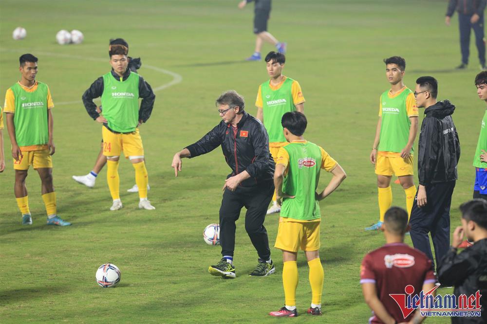 HLV Philippe Troussier mướt mồ hôi với U23 Việt Nam lúc nửa đêm-10