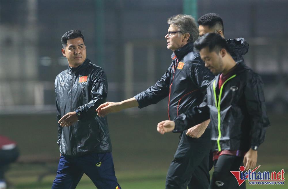 HLV Philippe Troussier mướt mồ hôi với U23 Việt Nam lúc nửa đêm-11