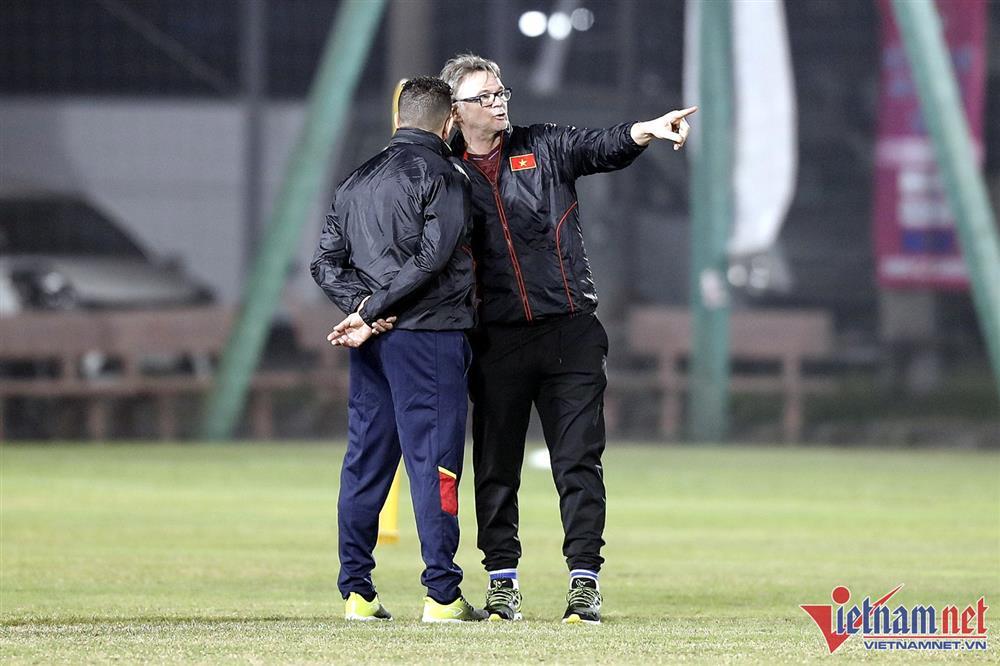 HLV Philippe Troussier mướt mồ hôi với U23 Việt Nam lúc nửa đêm-12
