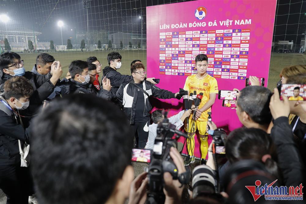 HLV Philippe Troussier mướt mồ hôi với U23 Việt Nam lúc nửa đêm-8