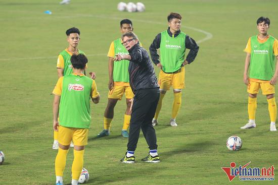 HLV Philippe Troussier mướt mồ hôi với U23 Việt Nam lúc nửa đêm