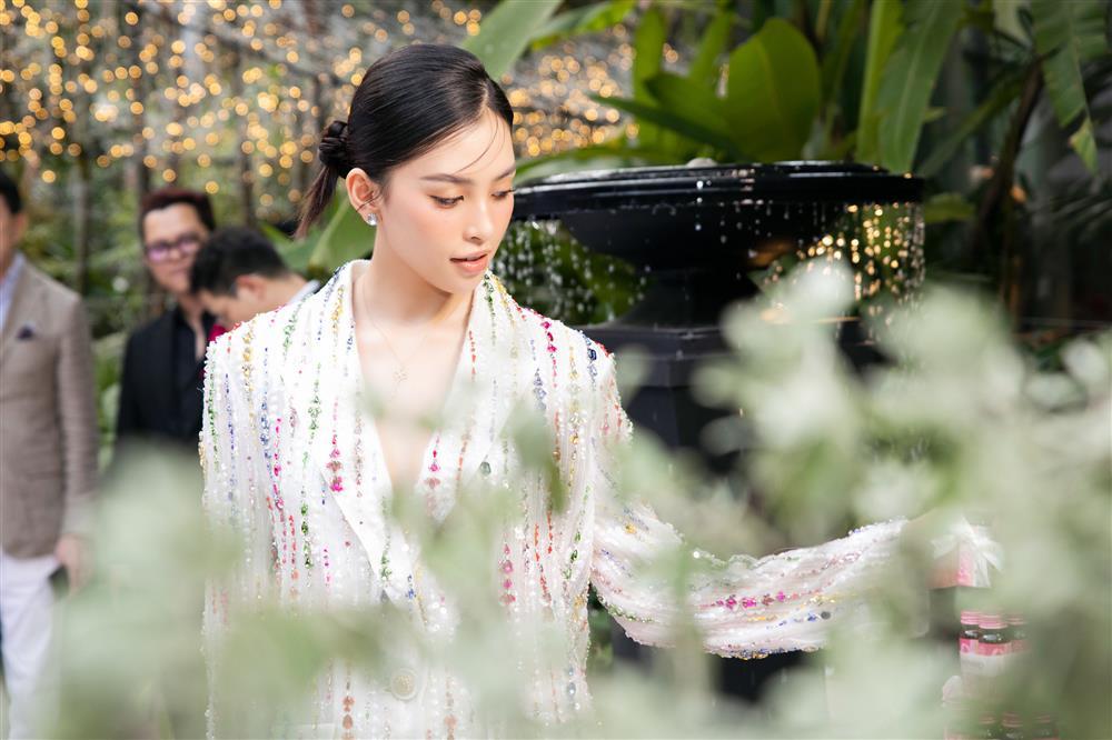 Hoa hậu Tiểu Vy vai trần quyến rũ với váy cổ yếm-3