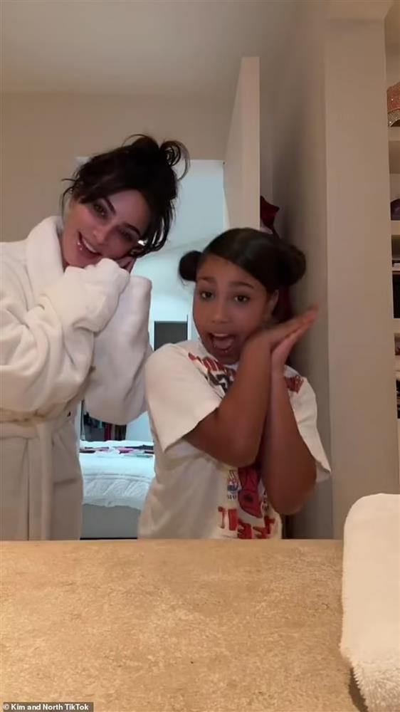 Kim Kardashian mặc kín mít, tóc rối bù cùng con gái quay Tiktok-2