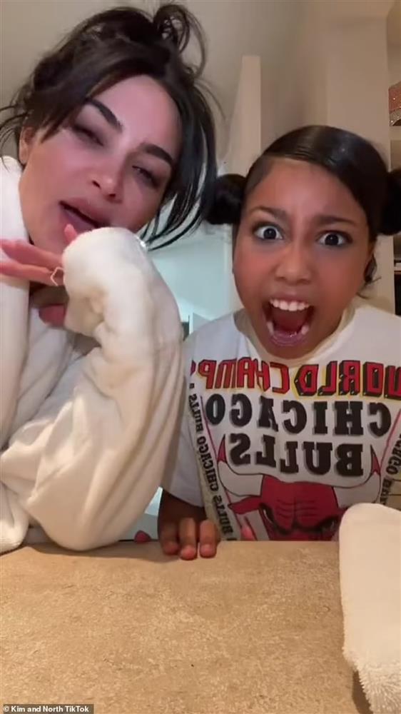 Kim Kardashian mặc kín mít, tóc rối bù cùng con gái quay Tiktok-3