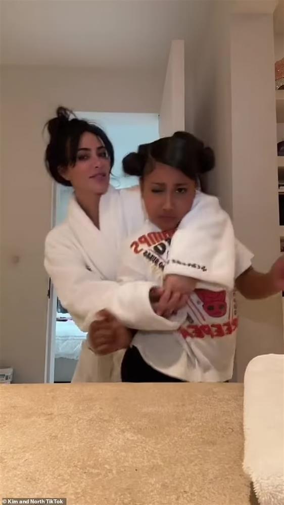 Kim Kardashian mặc kín mít, tóc rối bù cùng con gái quay Tiktok-5