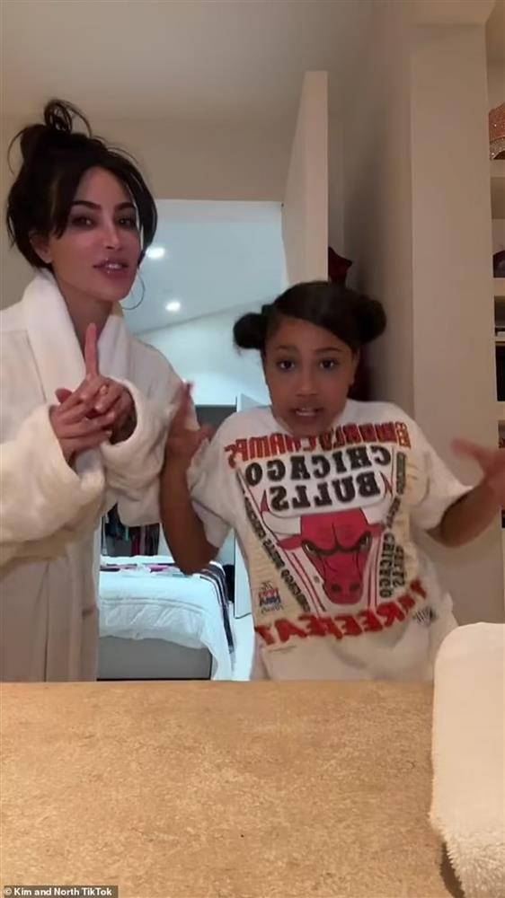 Kim Kardashian mặc kín mít, tóc rối bù cùng con gái quay Tiktok-6
