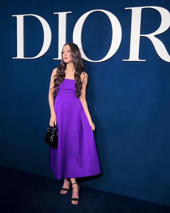 Không phải vô cớ Jisoo (BLACKPINK) chọn váy tím cho show Dior Thu Đông 2023-2
