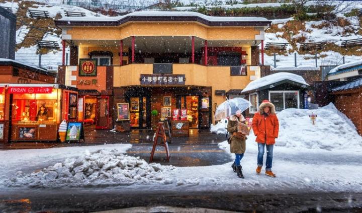 Bị hôn phu bỏ rơi trong tuần trăng mật vì thói nghiện mua sắm-1