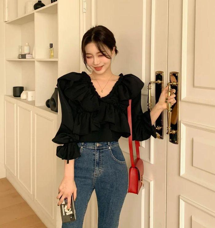 5 mẫu áo tôn da trắng hồng, ai mặc cũng đẹp-1