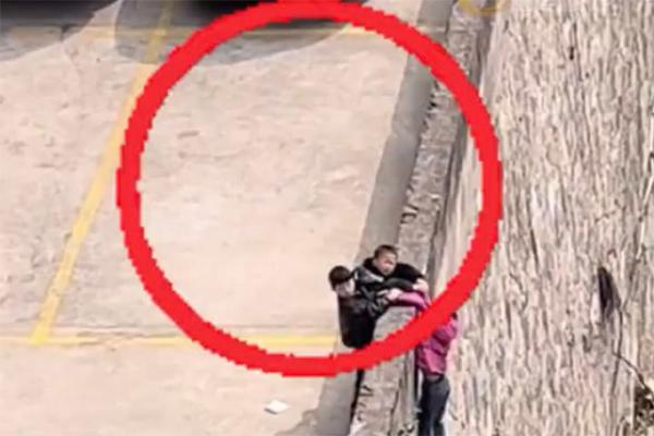 3 đứa trẻ liều mạng cứu bạn thoát chết trong gang tấc-1