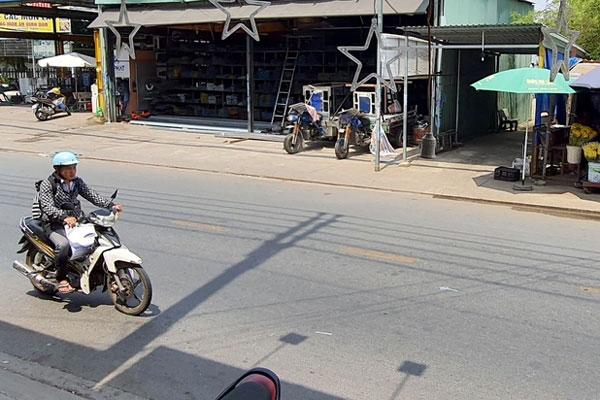 Người phụ nữ bị kẻ gian móc điện thoại, kéo lê trên đường-2