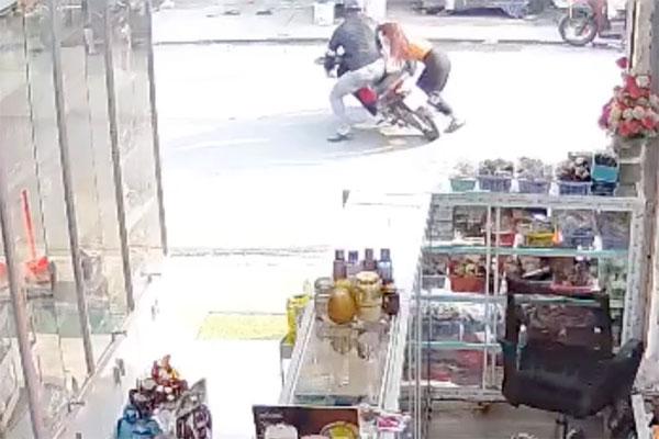 Người phụ nữ bị kẻ gian móc điện thoại, kéo lê trên đường-1