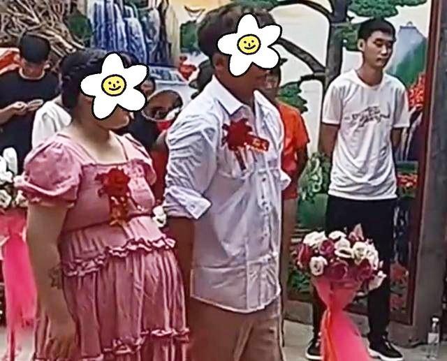 Đám cưới cô dâu bụng bầu vượt mặt không nhận được đồng sính lễ nào-1