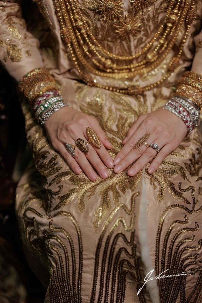 Cận cảnh trang phục cưới dát vàng của Hoa hậu chuyển giới đẹp nhất Thái Lan-6