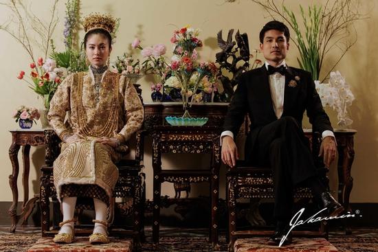 Cận cảnh trang phục cưới dát vàng của Hoa hậu chuyển giới đẹp nhất Thái Lan