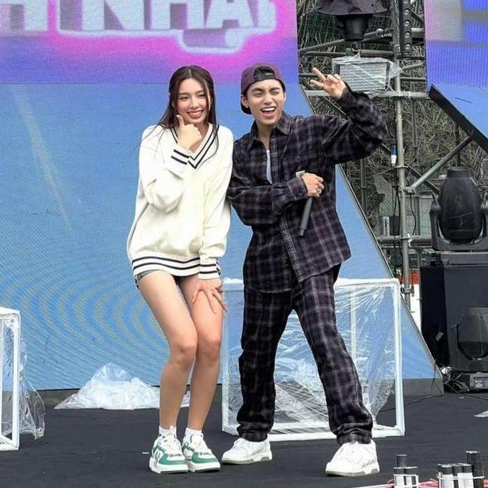 Hành động tinh tế của Hoa hậu Thùy Tiên bên MONO gây sốt-1