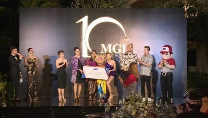 Hành động tinh tế của Hoa hậu Thùy Tiên bên MONO gây sốt-3