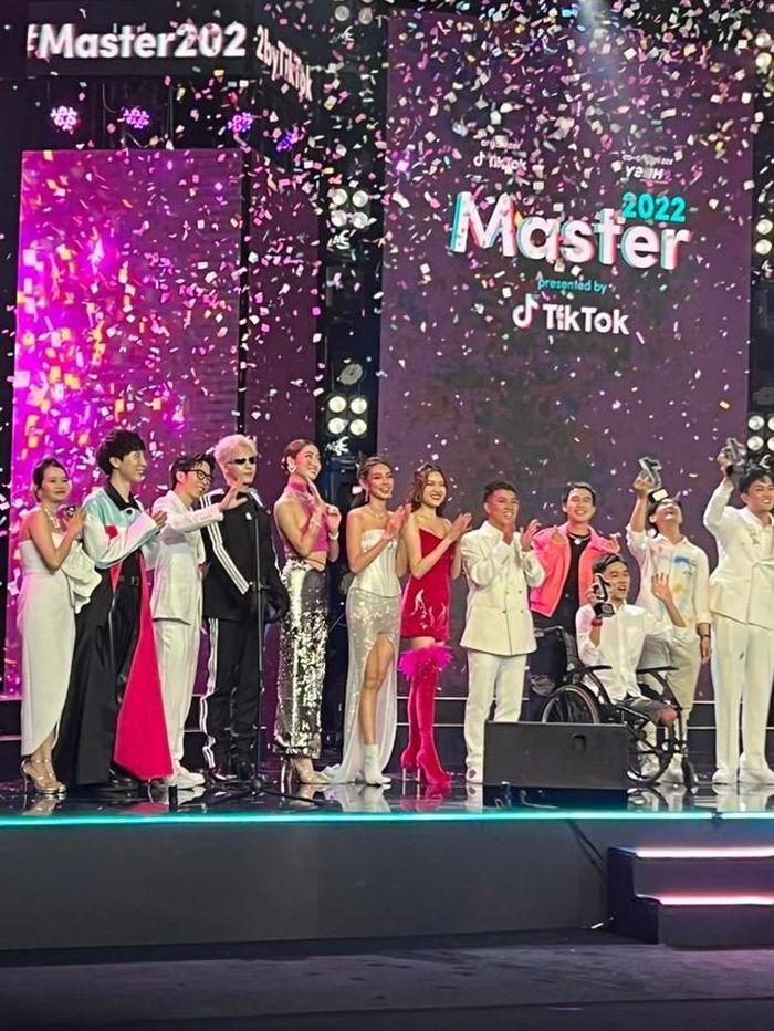 Hành động tinh tế của Hoa hậu Thùy Tiên bên MONO gây sốt-6