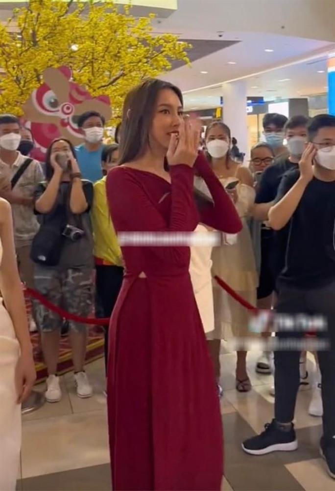 Hành động tinh tế của Hoa hậu Thùy Tiên bên MONO gây sốt-7