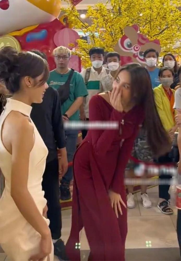 Hành động tinh tế của Hoa hậu Thùy Tiên bên MONO gây sốt-8