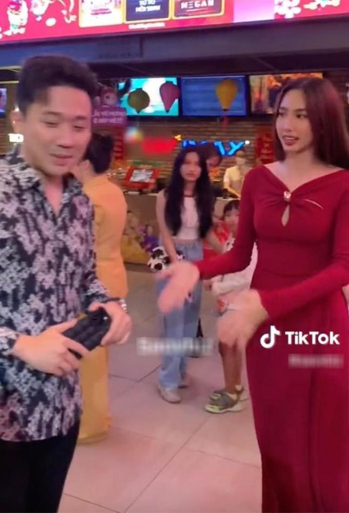 Hành động tinh tế của Hoa hậu Thùy Tiên bên MONO gây sốt-9