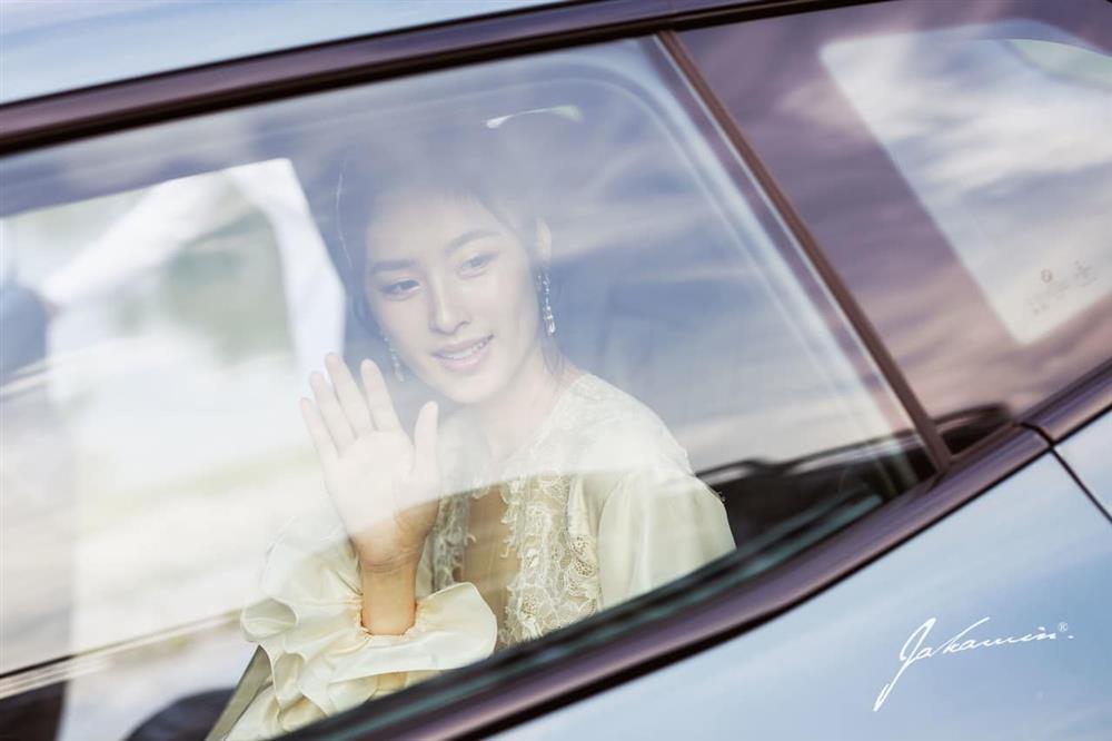 Chồng hôn Hoa hậu chuyển giới đẹp nhất Thái Lan trong tiệc cưới-1