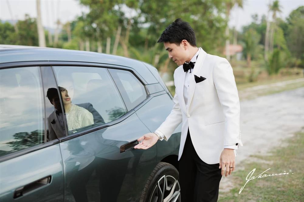 Chồng hôn Hoa hậu chuyển giới đẹp nhất Thái Lan trong tiệc cưới-2