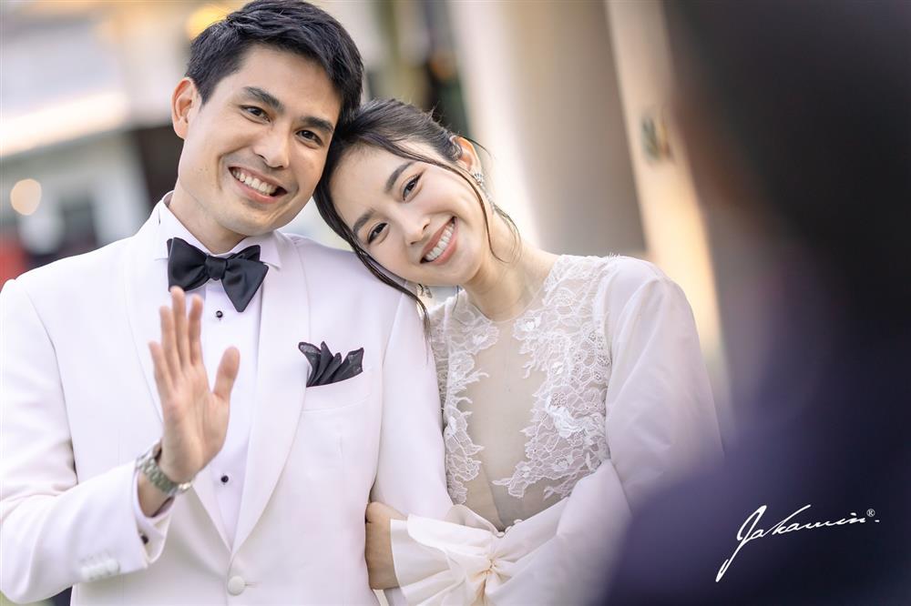 Chồng hôn Hoa hậu chuyển giới Nong Poy trong tiệc cưới