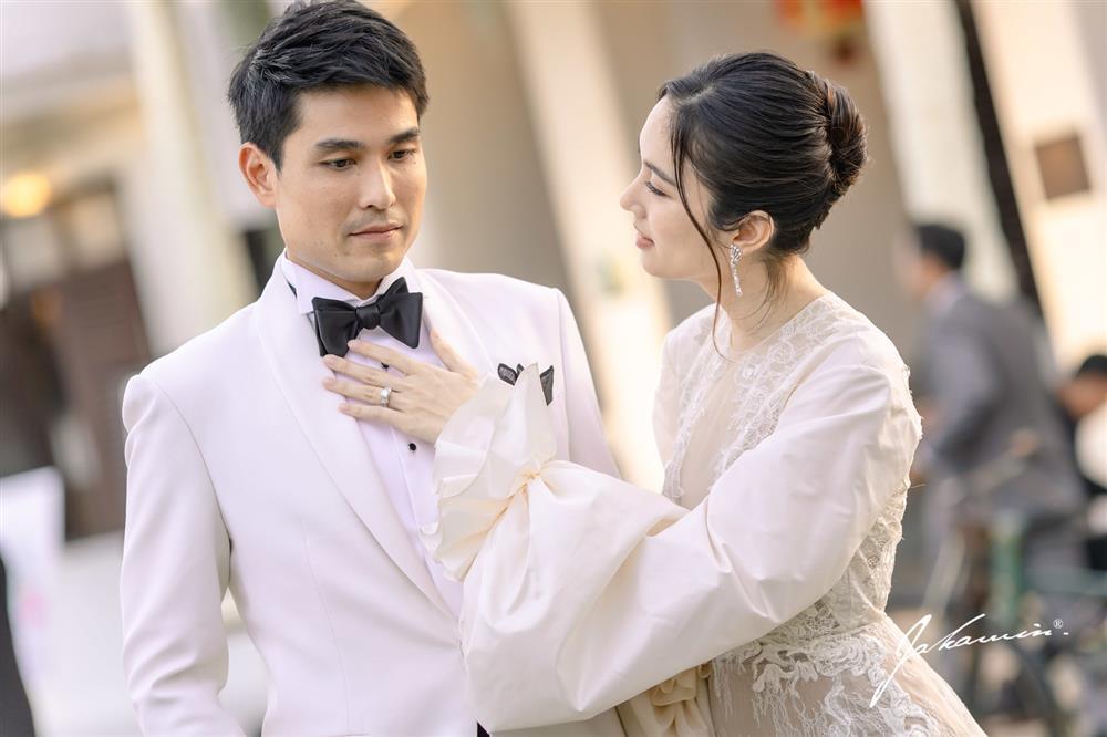 Chồng hôn Hoa hậu chuyển giới Nong Poy trong tiệc cưới