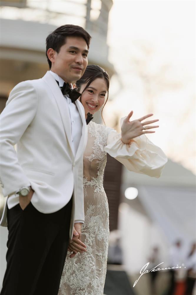 Chồng hôn Hoa hậu chuyển giới đẹp nhất Thái Lan trong tiệc cưới-6