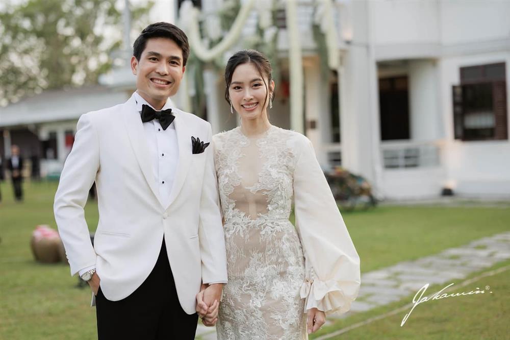 Chồng hôn Hoa hậu chuyển giới đẹp nhất Thái Lan trong tiệc cưới-7