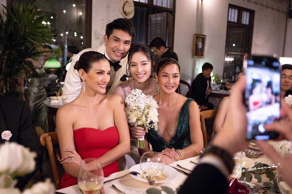 Chồng hôn Hoa hậu chuyển giới đẹp nhất Thái Lan trong tiệc cưới-10