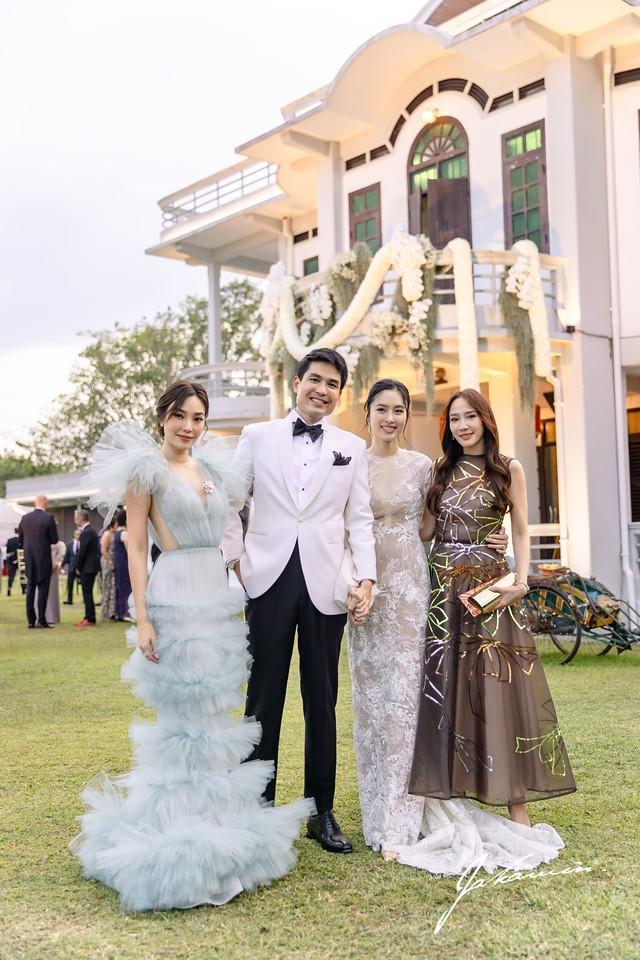 Chồng hôn Hoa hậu chuyển giới đẹp nhất Thái Lan trong tiệc cưới-11