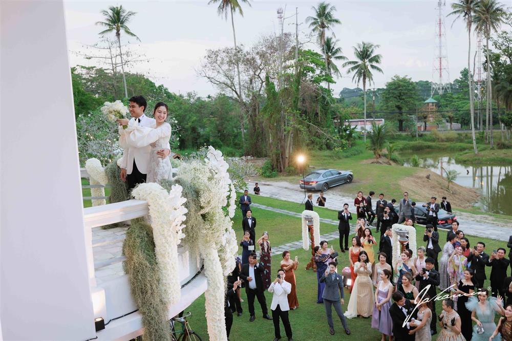 Chồng hôn Hoa hậu chuyển giới đẹp nhất Thái Lan trong tiệc cưới-12