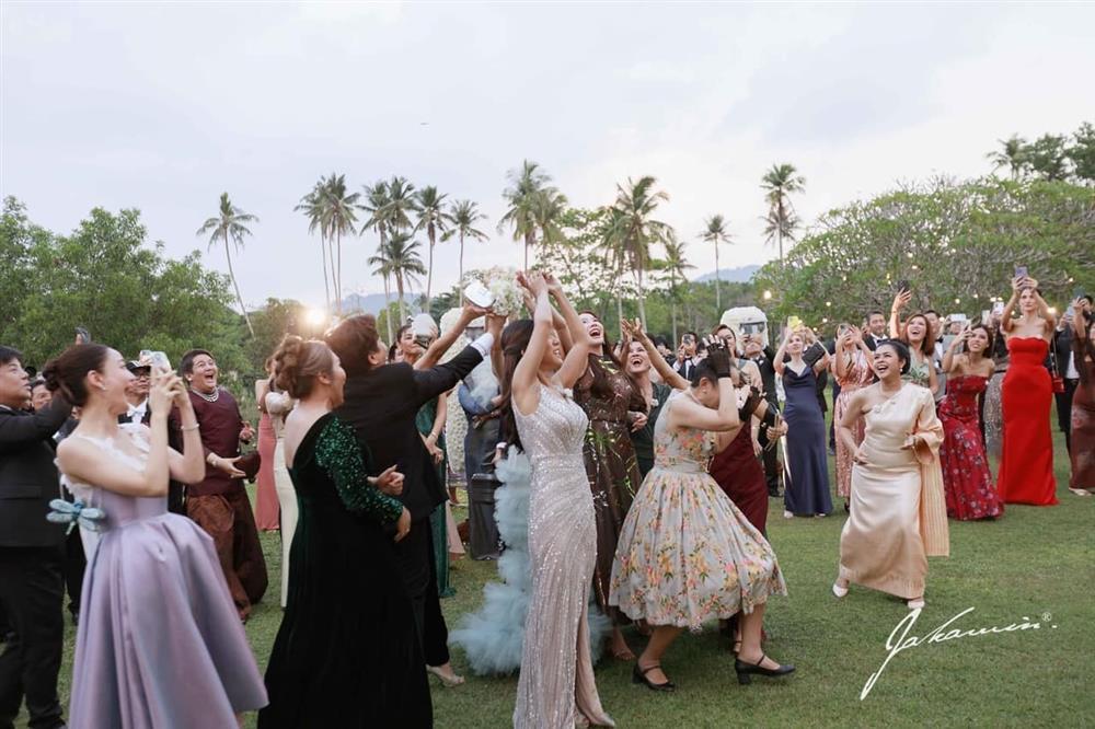 Chồng hôn Hoa hậu chuyển giới đẹp nhất Thái Lan trong tiệc cưới-14