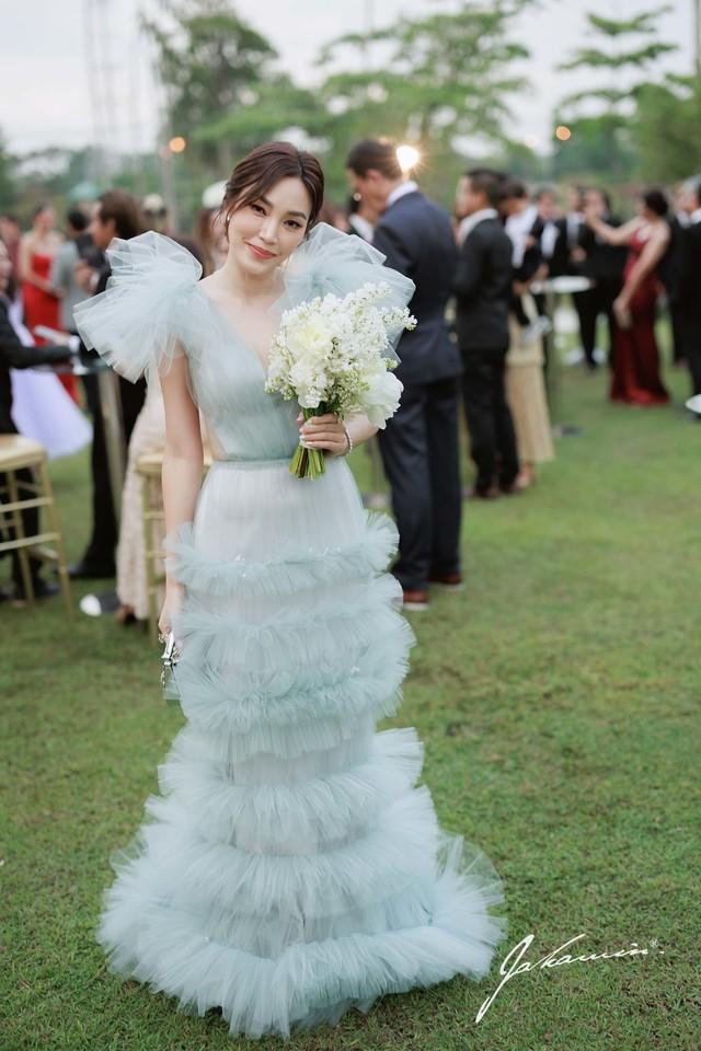 Chồng hôn Hoa hậu chuyển giới đẹp nhất Thái Lan trong tiệc cưới-15