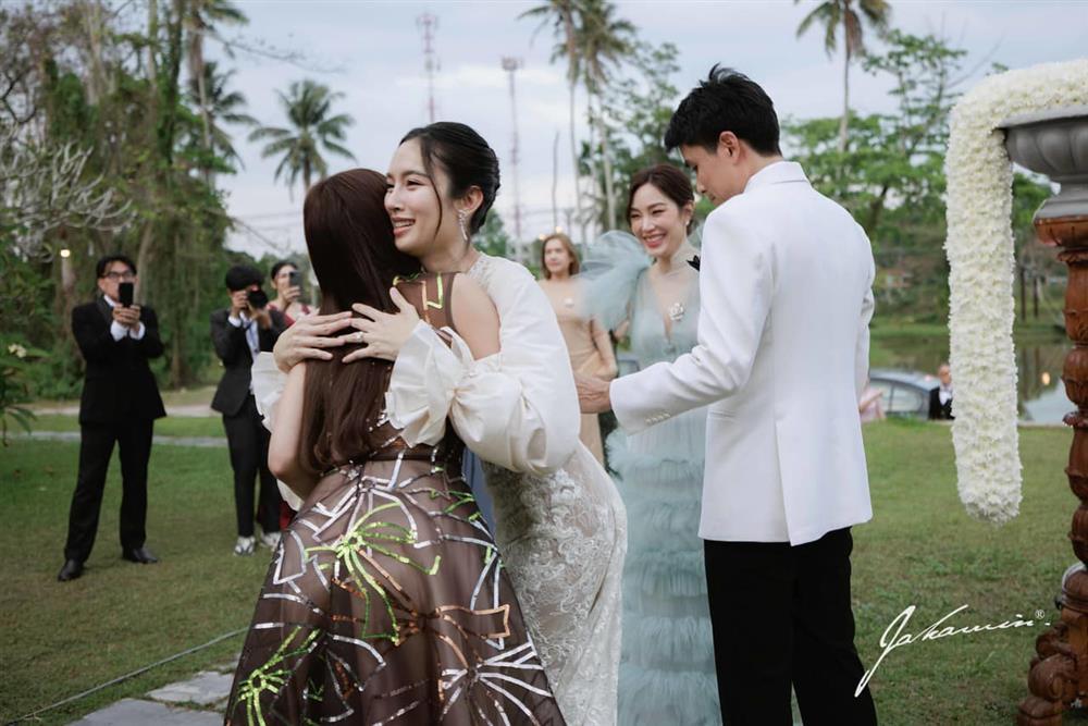 Chồng hôn Hoa hậu chuyển giới đẹp nhất Thái Lan trong tiệc cưới-16