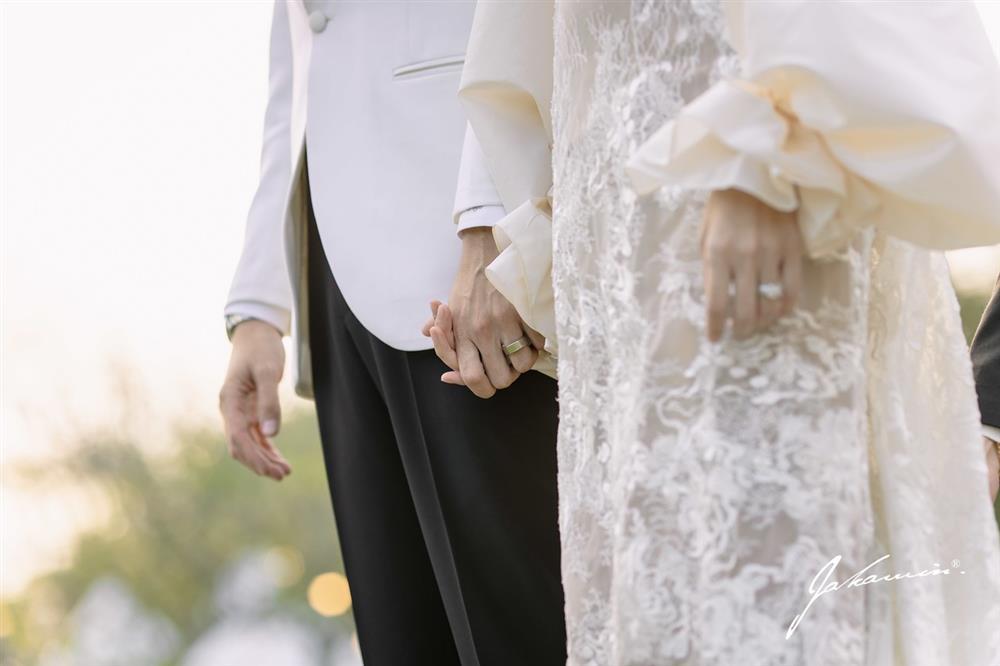 Chồng hôn Hoa hậu chuyển giới đẹp nhất Thái Lan trong tiệc cưới-17