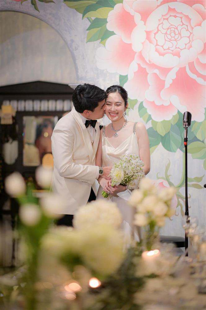 Chồng hôn Hoa hậu chuyển giới đẹp nhất Thái Lan trong tiệc cưới-18