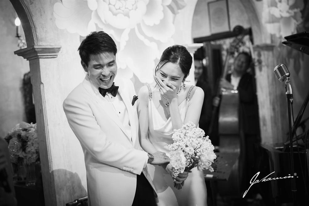Chồng hôn Hoa hậu chuyển giới đẹp nhất Thái Lan trong tiệc cưới-19