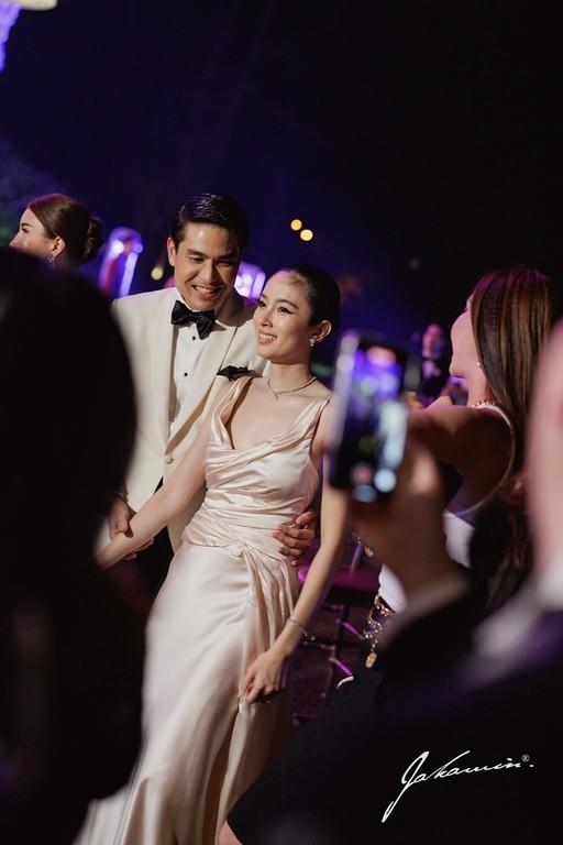 Chồng hôn Hoa hậu chuyển giới đẹp nhất Thái Lan trong tiệc cưới-21