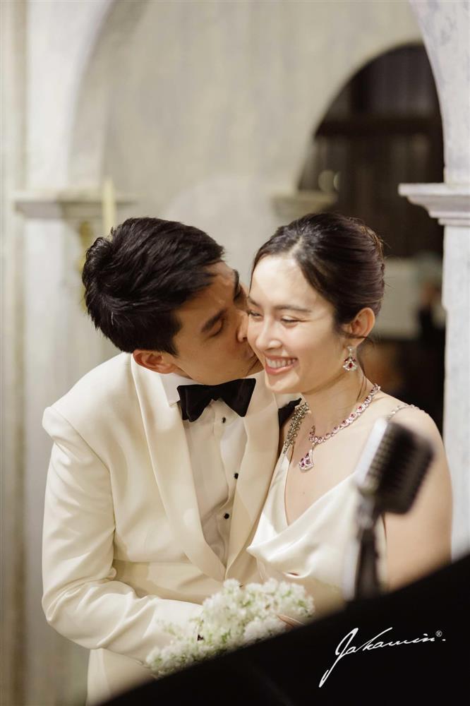 Chồng hôn Hoa hậu chuyển giới đẹp nhất Thái Lan trong tiệc cưới-23