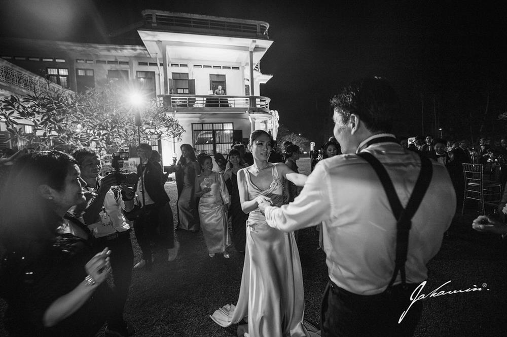 Chồng hôn Hoa hậu chuyển giới Nong Poy trong tiệc cưới