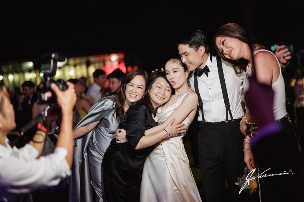 Chồng hôn Hoa hậu chuyển giới đẹp nhất Thái Lan trong tiệc cưới-25