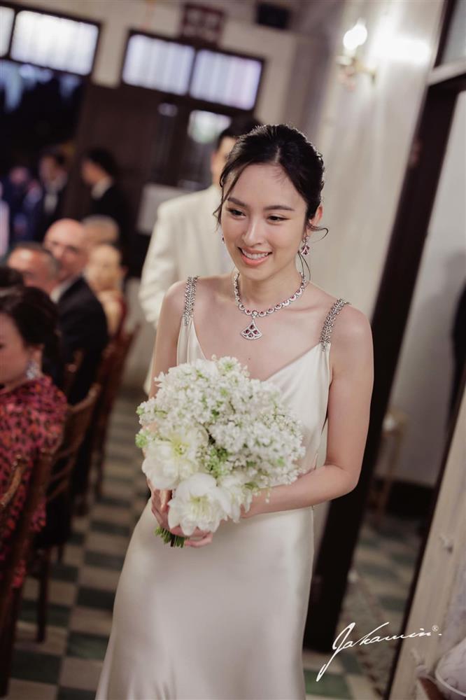 Chồng hôn Hoa hậu chuyển giới Nong Poy trong tiệc cưới