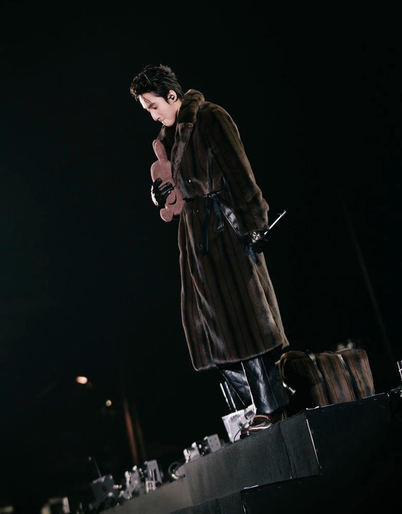 Khoảnh khắc đáng yêu của Sơn Tùng khi mượn đồ của mẹ đi diễn-4