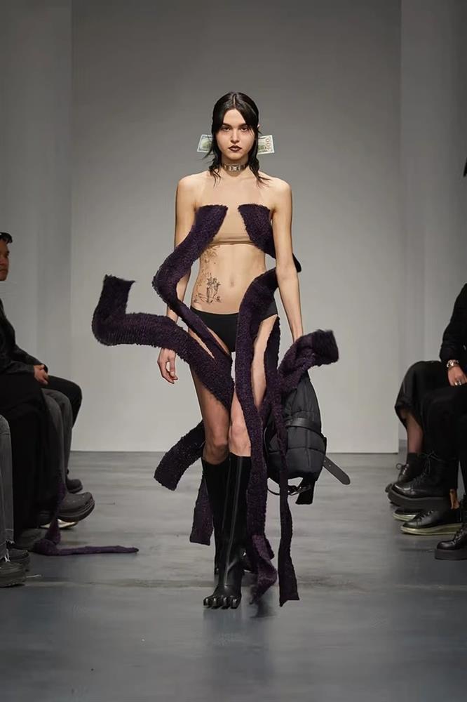 Trang phục của người mẫu bung rách tả tơi trong lúc biểu diễn-7
